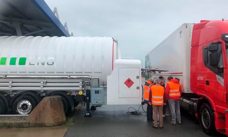 Un camión repostando gas natural en Calais