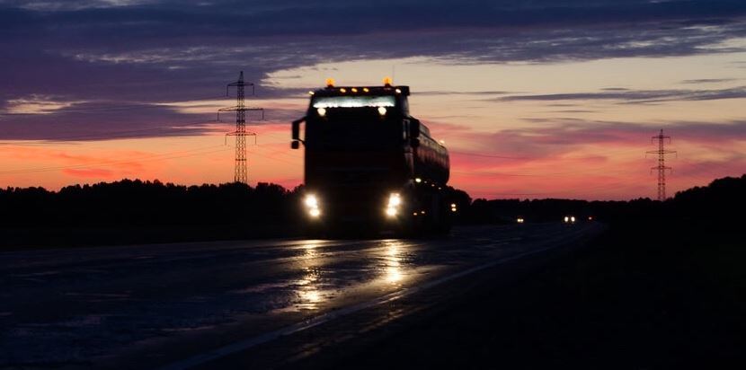 Un camión circulando por una carretera de noche