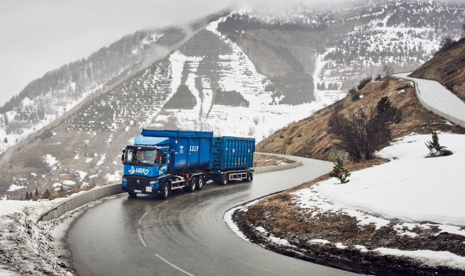 Un camión Renault en carretera