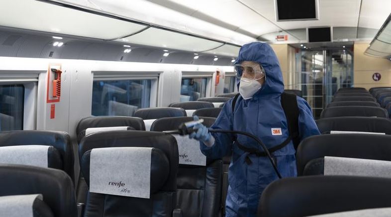 Desinfección de uno de los vagones de un tren de Renfe
