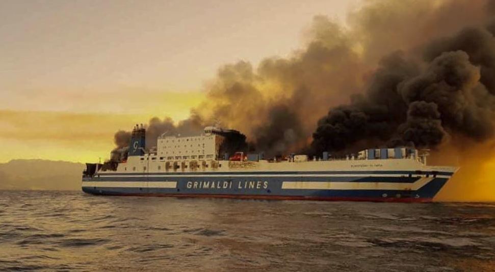 Rescatados 2 camioneros de un ferry en llamas en Grecia