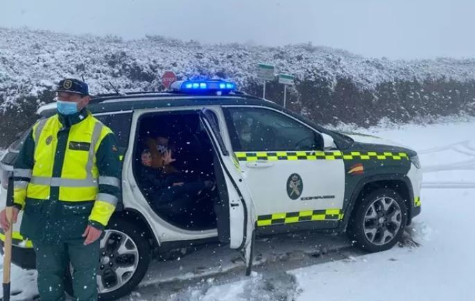 Coche patrulla con los menores rescatados
