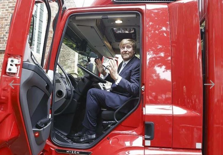 rey-willem-alexander-paises-bajos-sube-camion-hyzon-hidrogeno