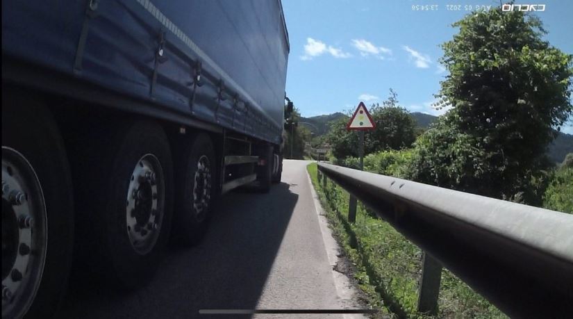 Momento en que el camión adelanta al ciclista