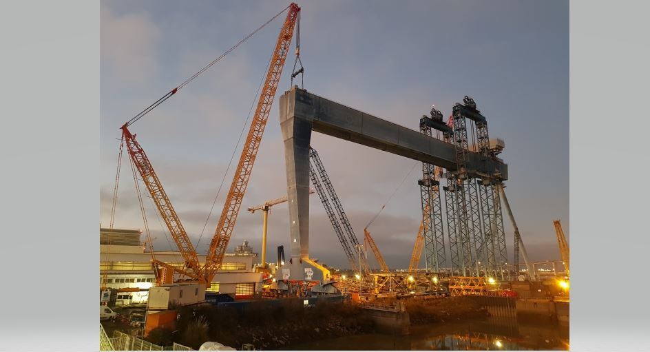 Imagen de la grúa de pórtico instalada