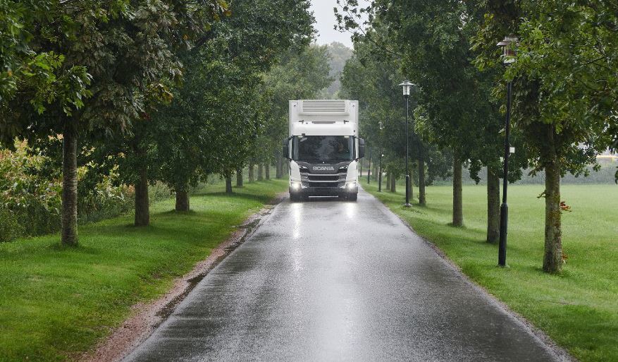 Un camión Scania en carretera