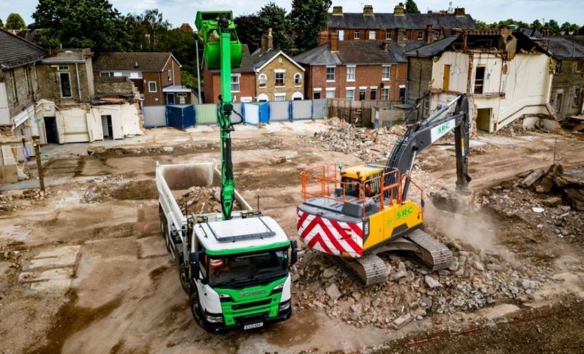 La seguridad en las operaciones con camiones Scania es primordial para la construcción