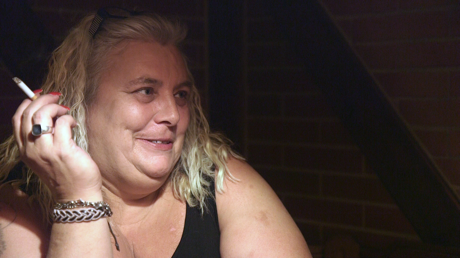 Una mujer con el cigarrillo en la mano. © NDR