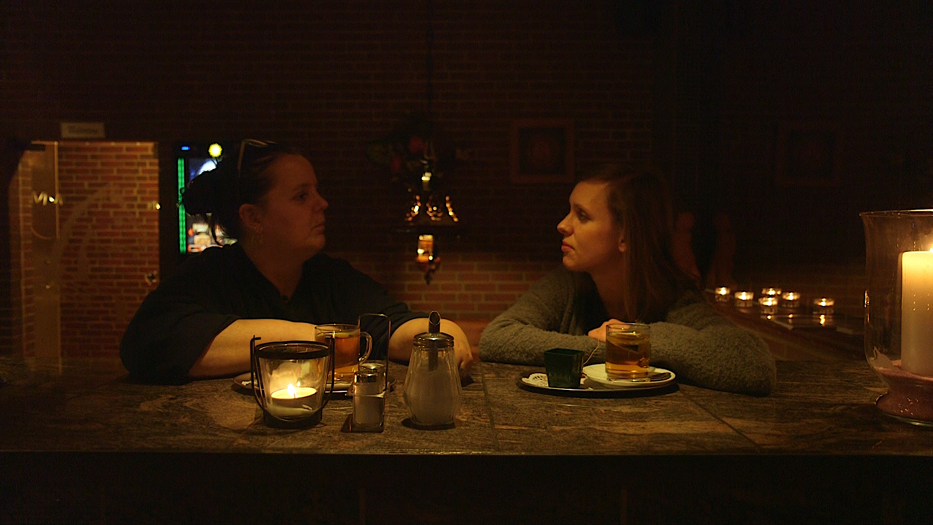 Dos mujeres que se sientan en una mesa y hablar. © NDR