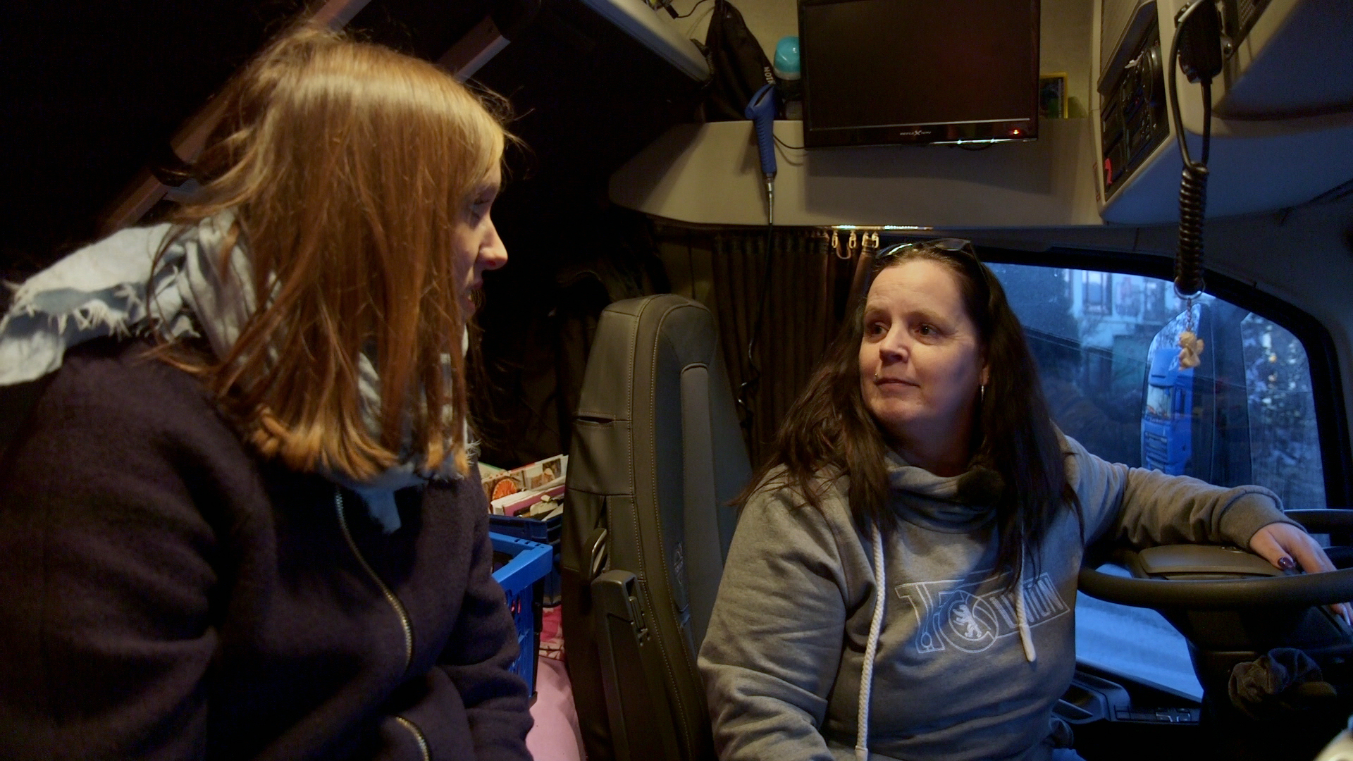 Dos mujeres en la cabina de un camión. © NDR