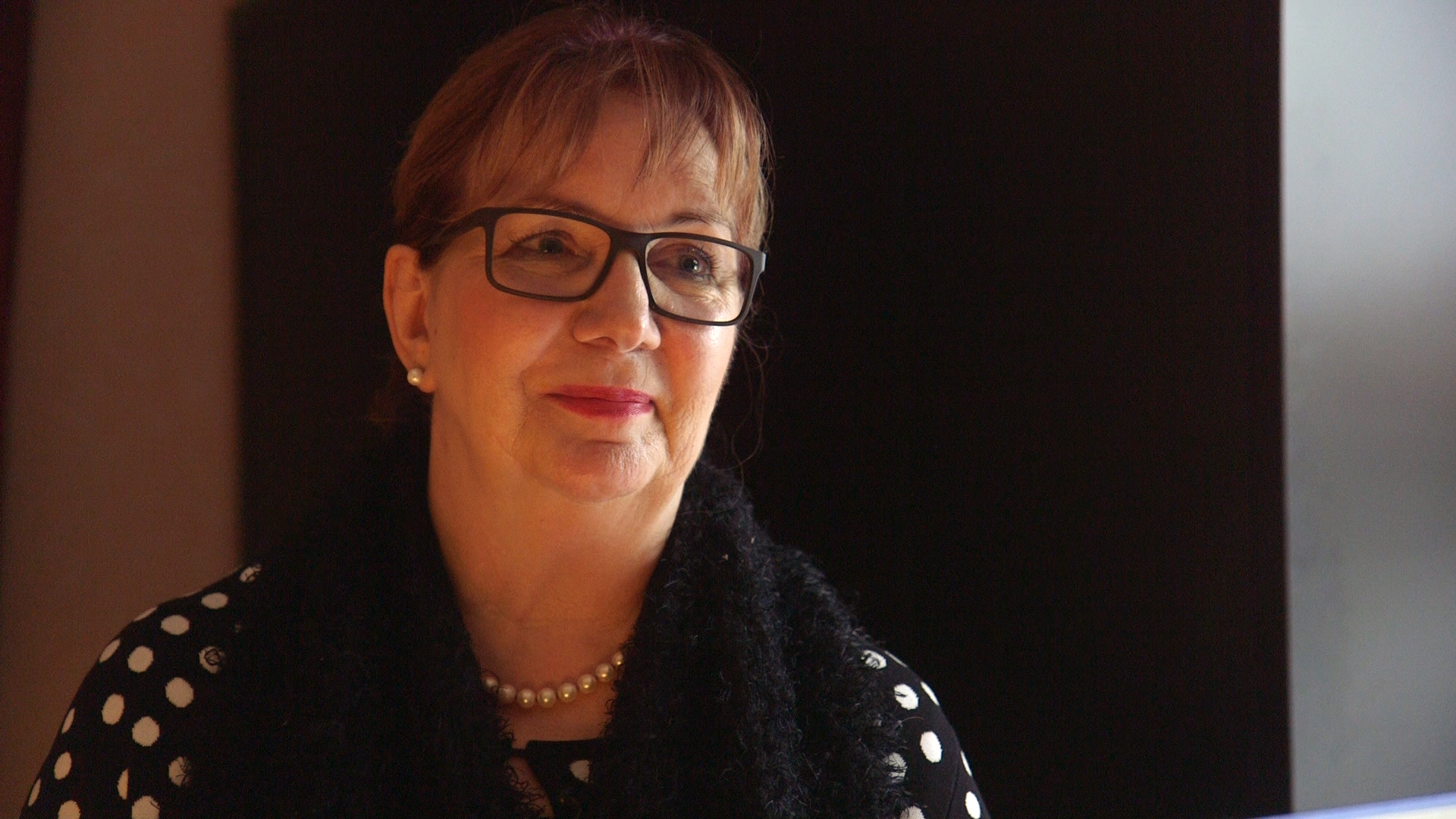 Una mujer con una coleta y gafas oscuras. © NDR