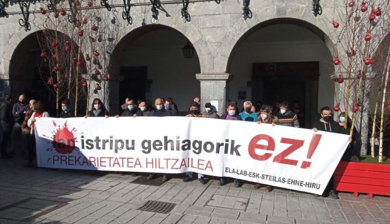 Imagen de la concentración en el Ayuntamiento de Azpeitia
