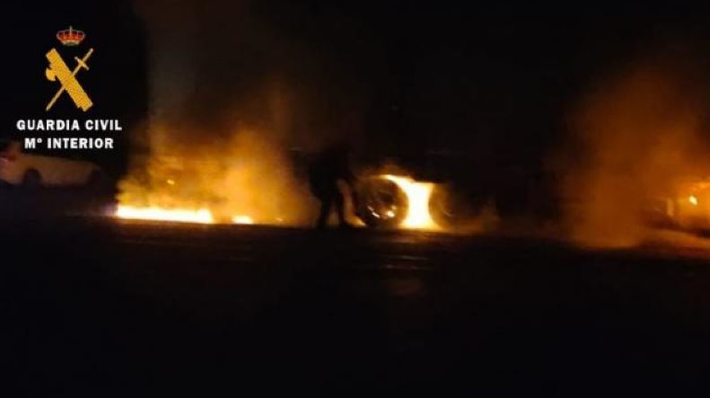 Imagen del camión incendiado