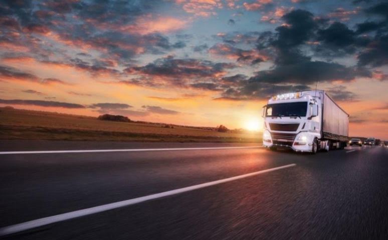 Imagen de un camión en carretera
