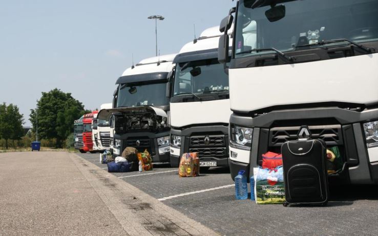 Varios camioneros viviendo en un camión