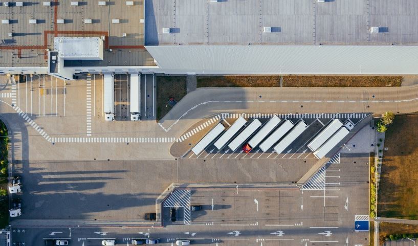 Vista aérea de camiones estacionados