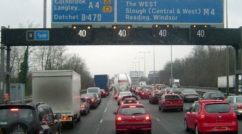 Tráfico en una carretera de acceso a Londres