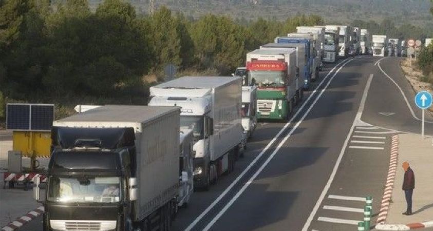 Imagen de varios camiones en carretera
