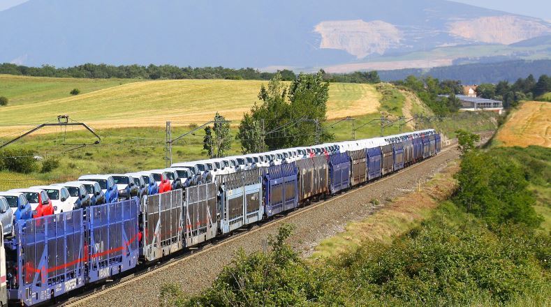 Un tren de Transfesa Logistics transportando coches
