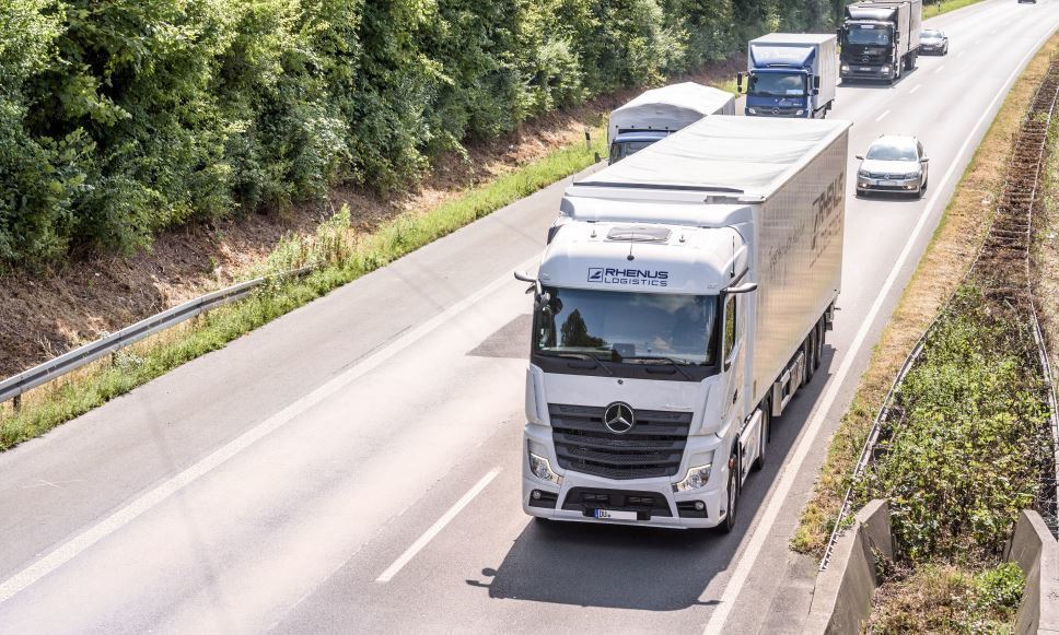Un camión del Grupo Rhenus en carretera