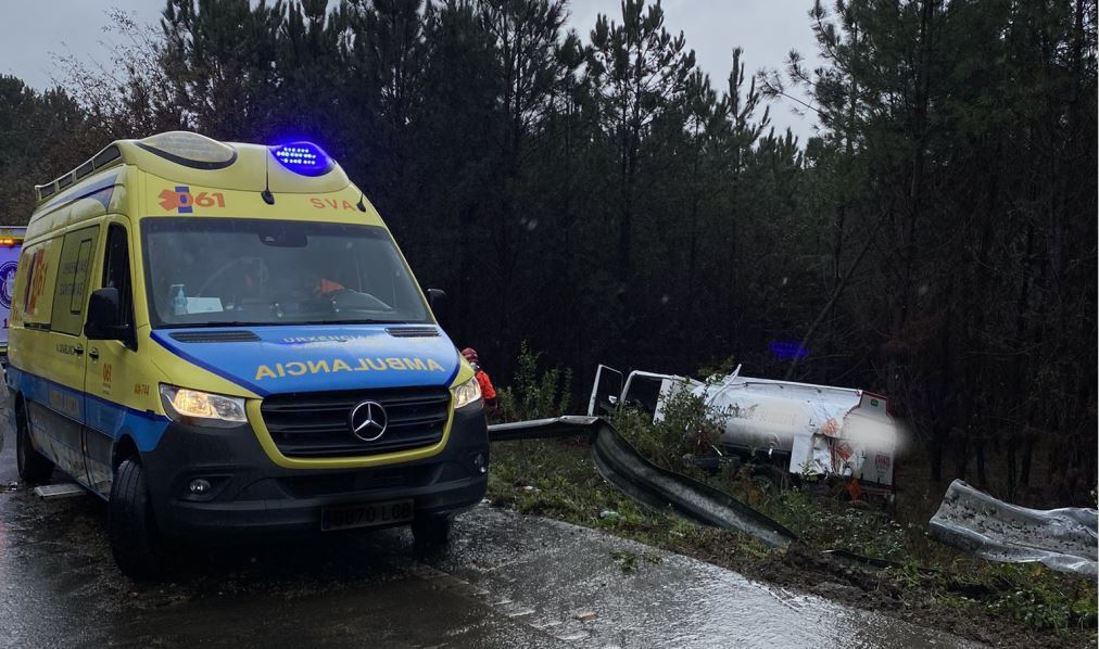 Una ambulancia en el lugar del accidente