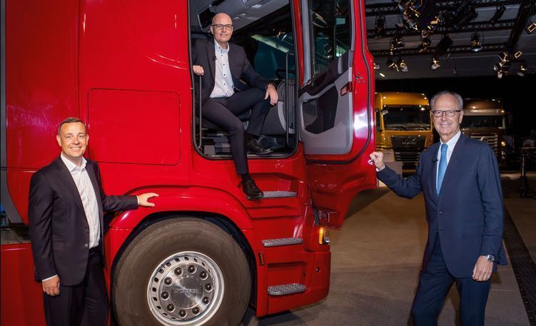 Christian Schulz, CFO TRATON con Matthias Gründler, CEO TRATON SE y Hans Dieter Pötsch, presidente del consejo de supervisión de TRATON
