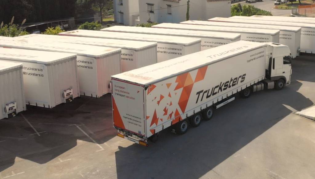 Semirremolques con la rotulación de Trucksters