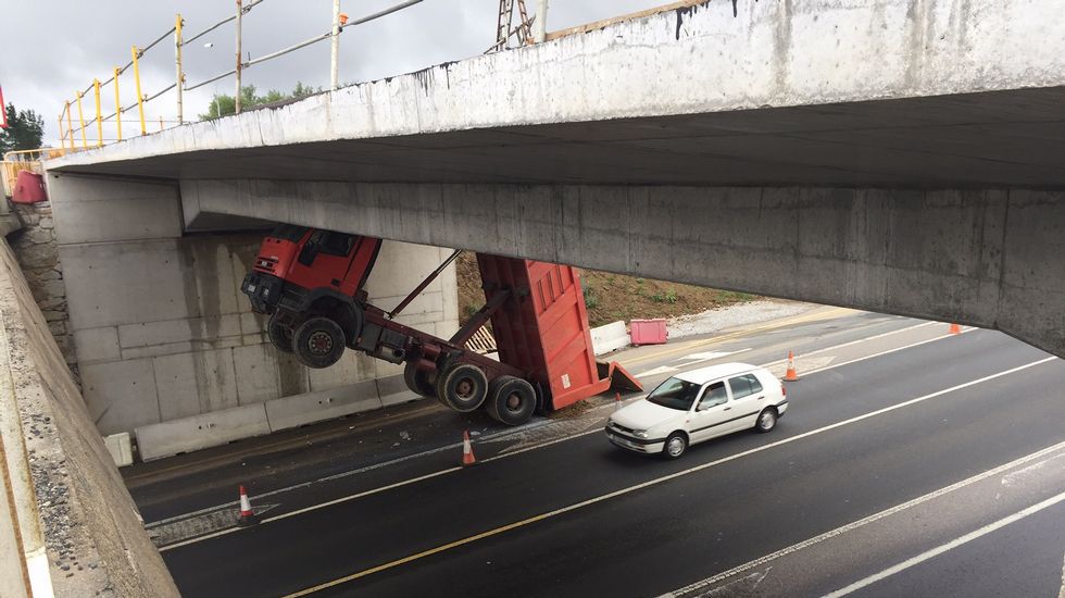 /></p><p> </p><p>Los bomberos acudieron al rescate del conductor. Como la cabina quedó pegada al puente fue necesario utilizar una escalera para poder bajar al conductor, que fue trasladado posteriormente en ambulancia hasta la clínica La Rosaleda. Agentes de la Guardia Civil de Tráfico y la Policía Local de Santiago regularon la circulación. Tuvieron que bloquear uno de los viales de entrada al área industrial, aunque apenas se produjeron retenciones.</p><p>Fuente: <a href=