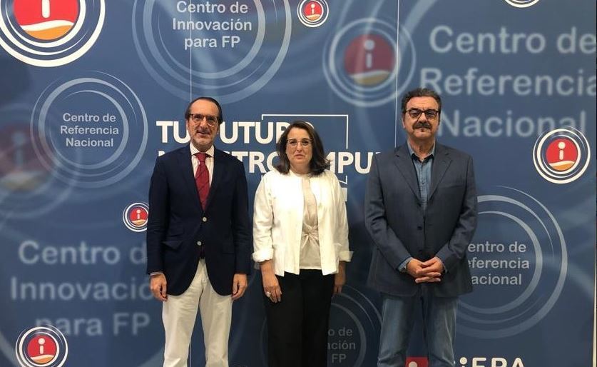 Francisco Aranda, presidente de UNO con otros asistentes