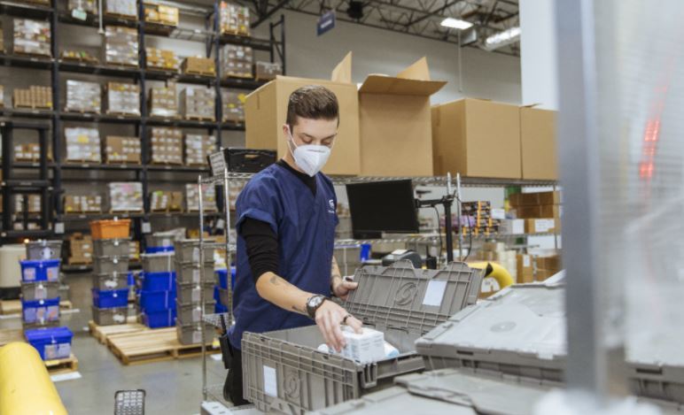 Trabajador de logística sanitaria de UPS