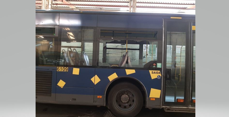 Imagen de un autobús con una luna rota