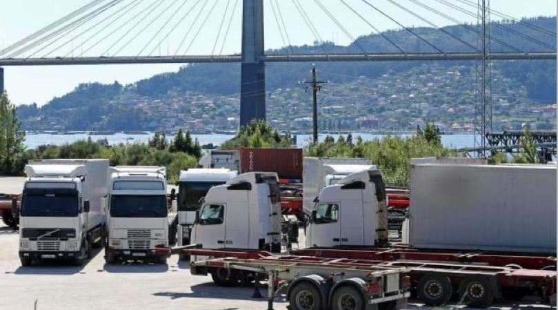 Imagen de varios camiones estacionados