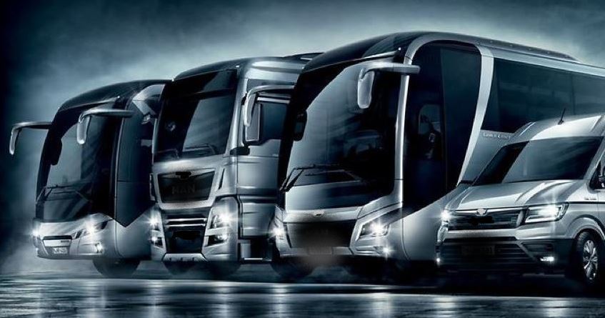 Imagen de un camión, autobuses y furgoneta