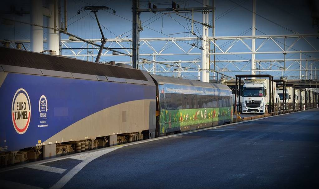 Un tren del Eurotunnel transportando camiones