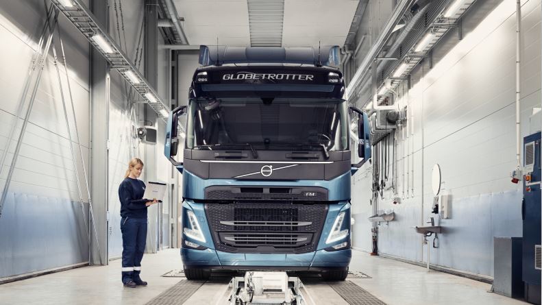 Imagen de un camión Volvo en un taller