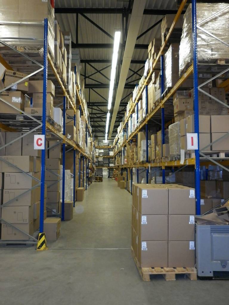 warehouse-561715_1920