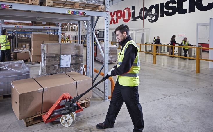 Un trabajador de XPO Logistics