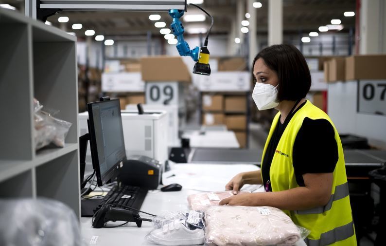 Una trabajadora de XPO utilizando los nuevos escáneres