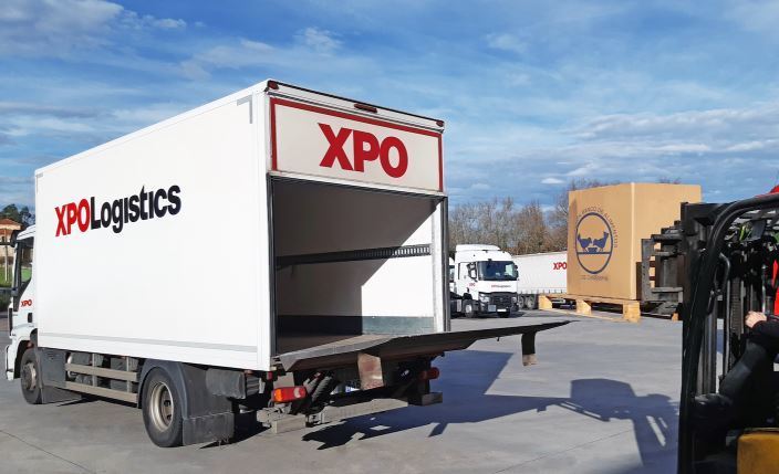 Un camión de XPO con comida para el Banco de Alimentos