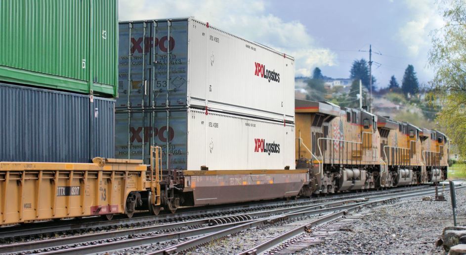 Contenedores de XPO en transporte ferroviario