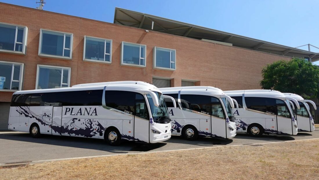 Grupo Plana presenta 4 autocares nuevos para reforzar las conexiones entre Vilanova i la Geltrú y Barcelona. Grupo Plana
