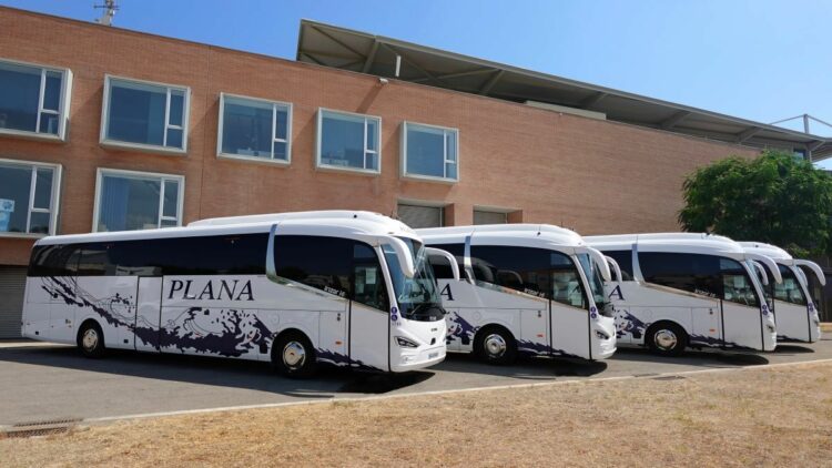 Grupo Plana presenta 4 autocares nuevos para reforzar las conexiones entre Vilanova i la Geltrú y Barcelona. Grupo Plana