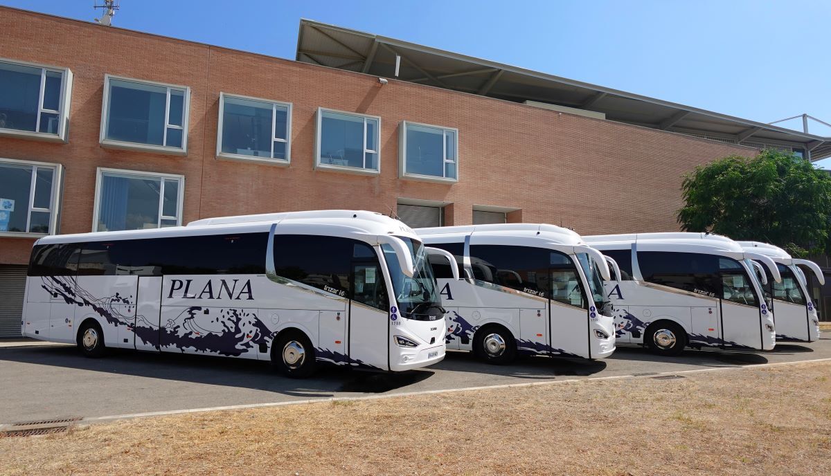 Grupo Plana presenta 4 autocares nuevos para reforzar las conexiones entre Vilanova i la Geltrú y Barcelona. Grupo Plana