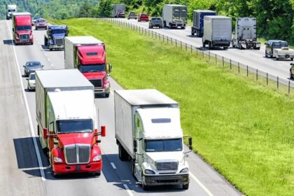 Un tribunal suspende la restricciones a las licencias de conducir a camioneros inmigrantes en Estados Unidos