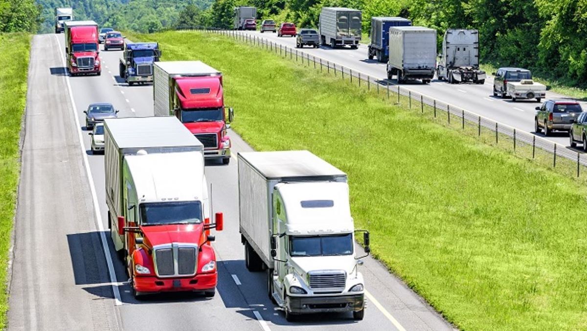 Un tribunal suspende la restricciones a las licencias de conducir a camioneros inmigrantes en Estados Unidos