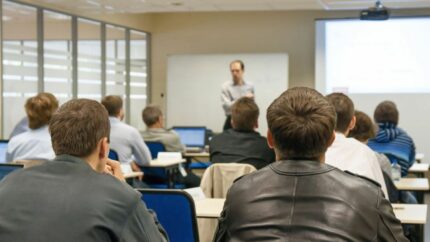 Imagen de archivo de un curso el CAP en una autoescuela