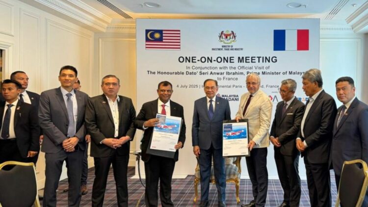 Imagen de la firma del contrato con Airbus. Foto: AirAsia