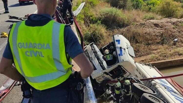 Imagen del camión accidentado. Foto: Guardia Civil