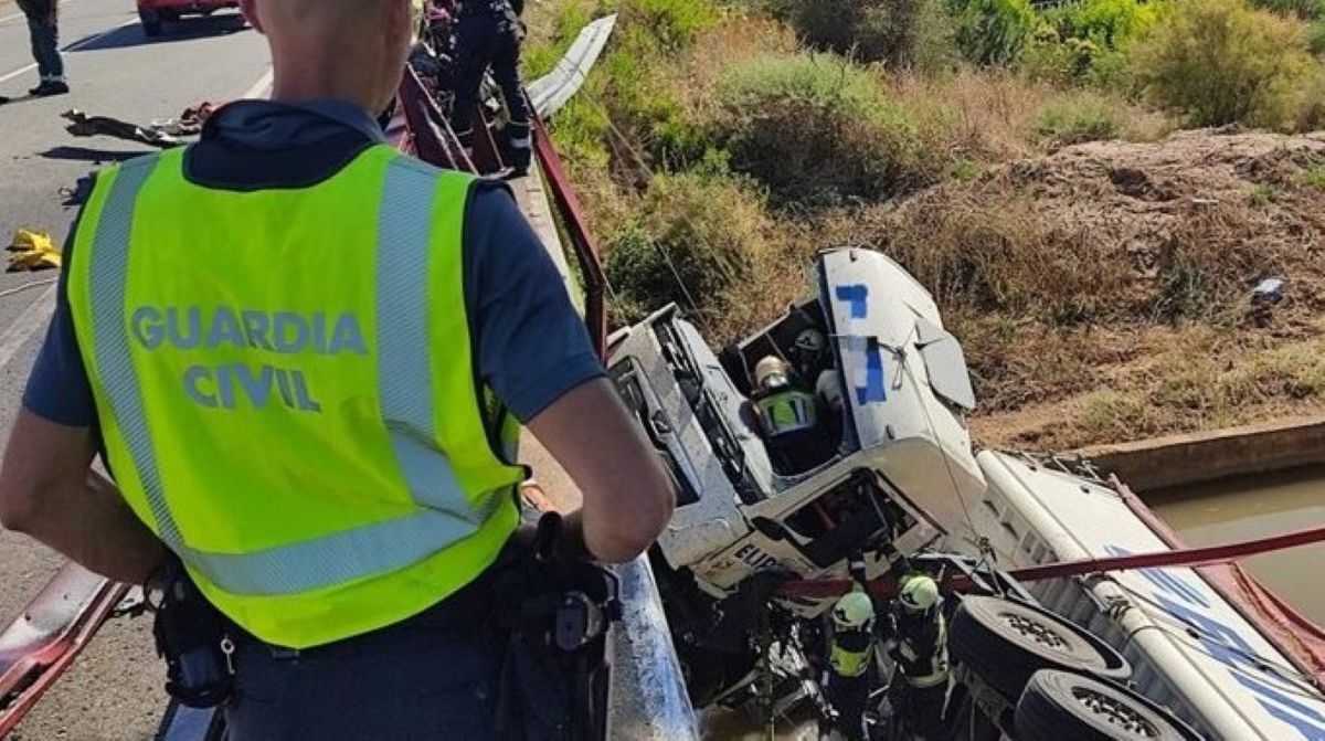 Imagen del camión accidentado. Foto: Guardia Civil