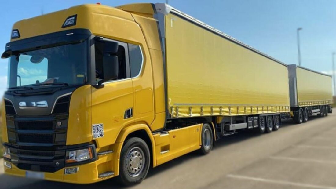 .Estos son los requisitos técnicos para circular con camiones euro-modulares o duotrailers. Foto de archivo Imagen de un duotráiler. Foto de archivo